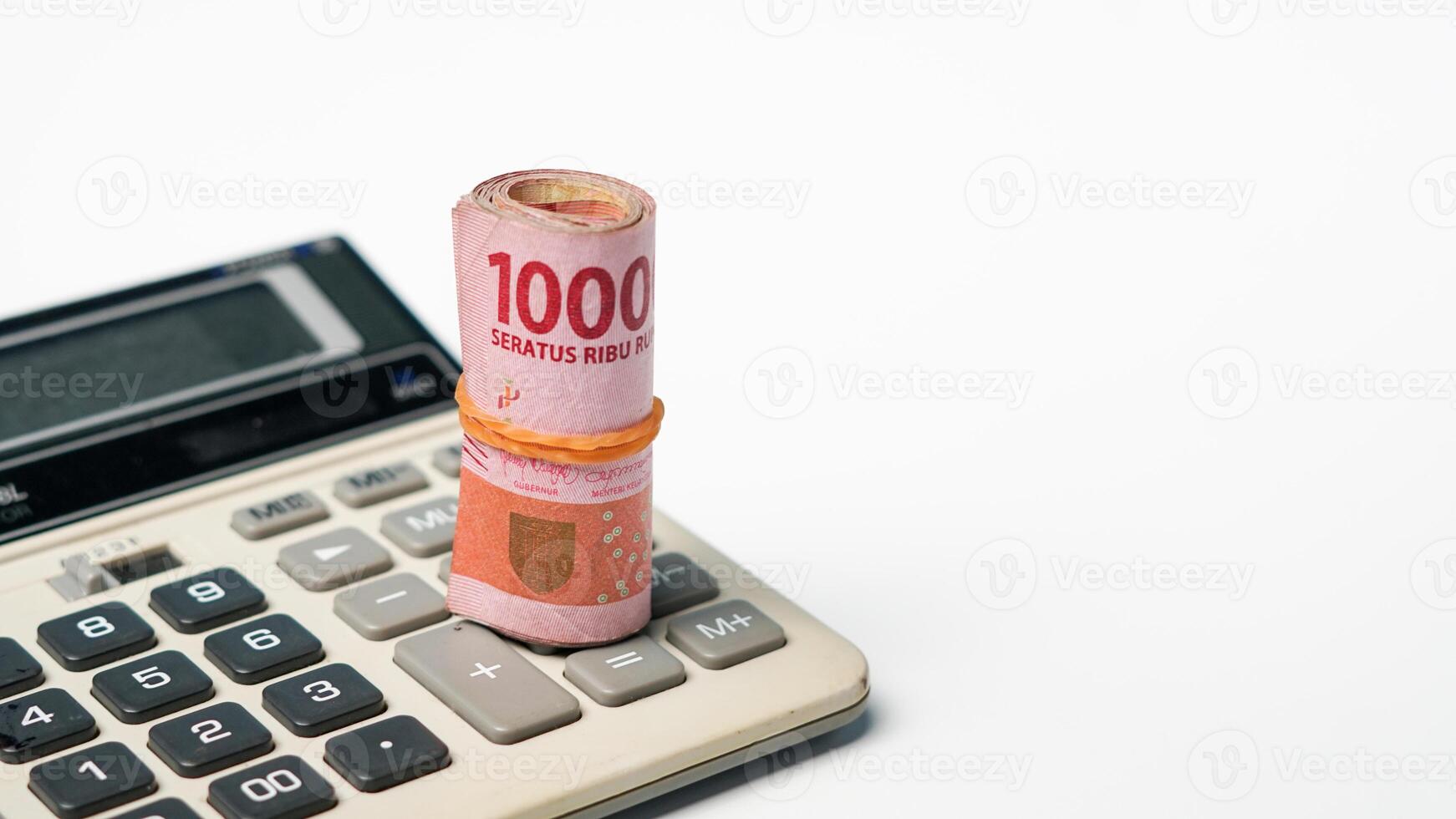 rouleau de Rupiah billets de banque sur calculatrice et blanc Contexte photo