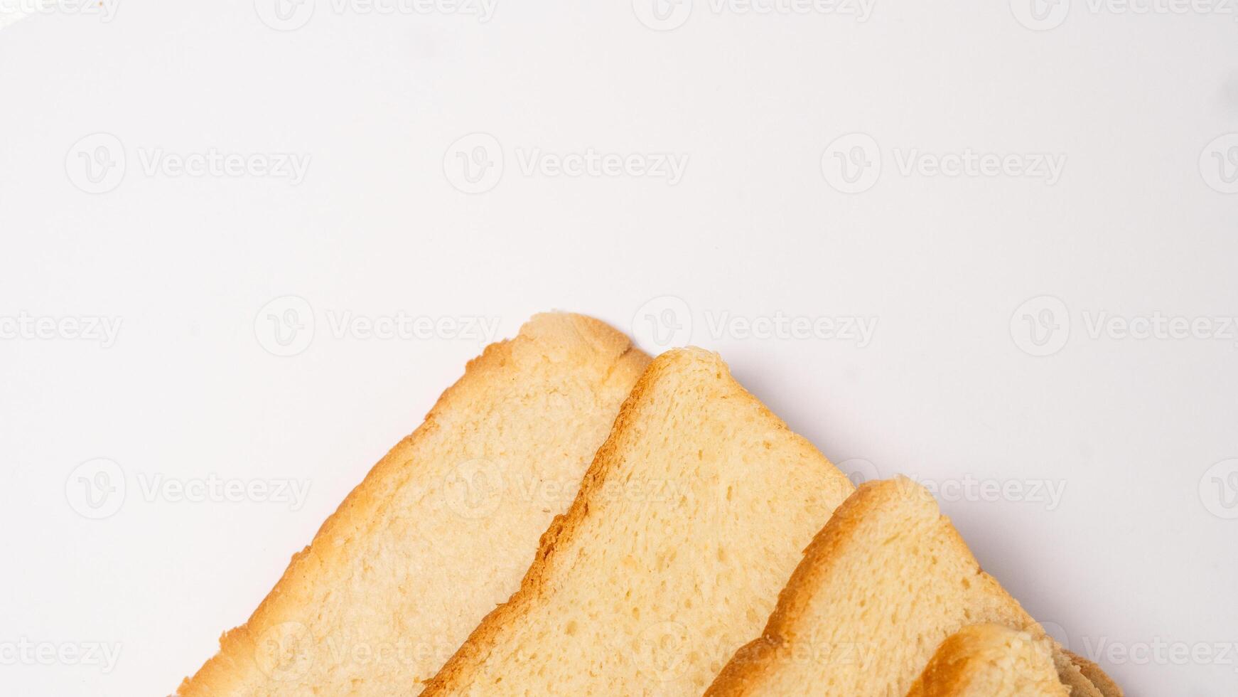 tranché pain isolé sur blanc Contexte avec coupure chemin. photo