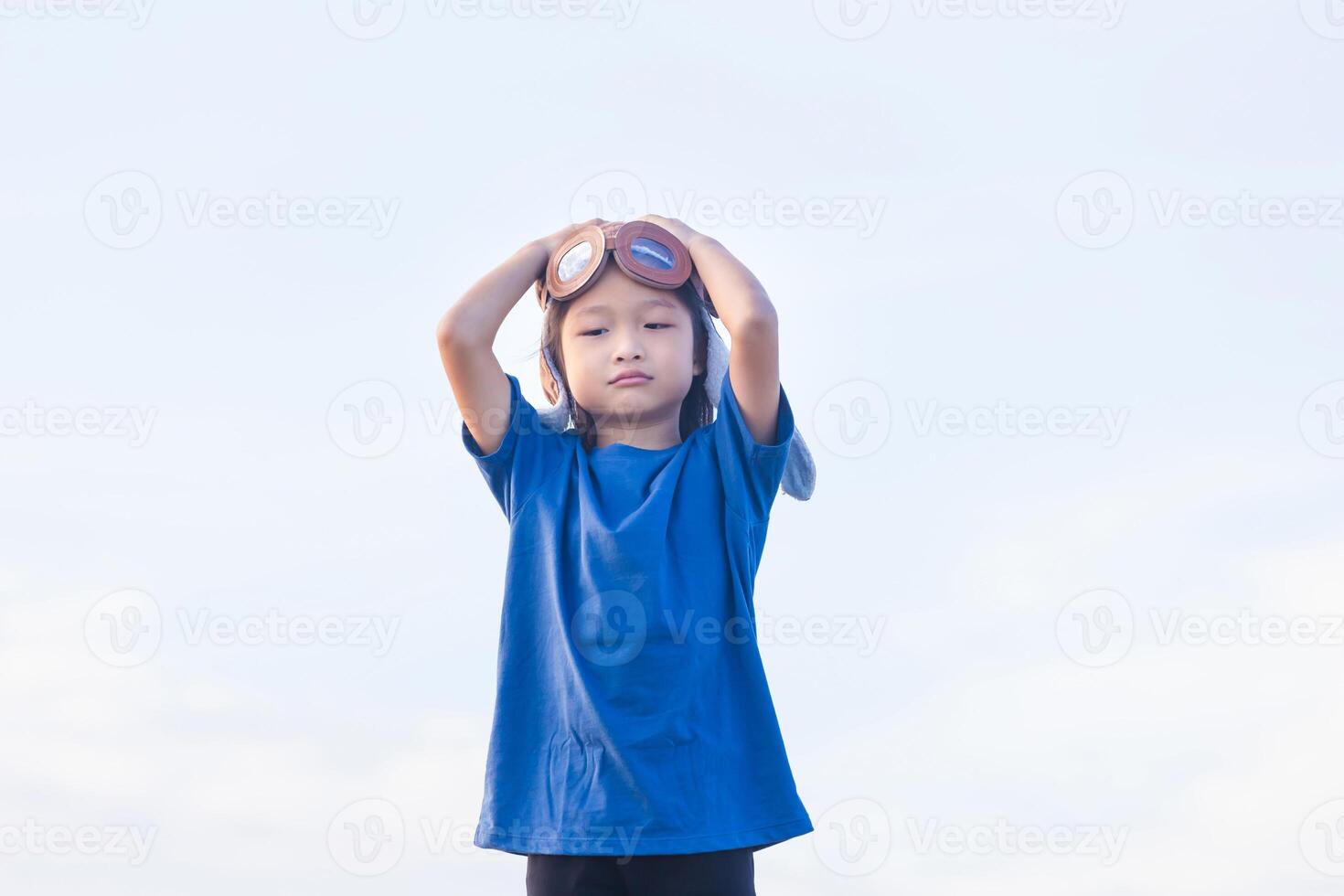 asiatique enfant fille jouer super-héros, content enfant en jouant en plein air photo