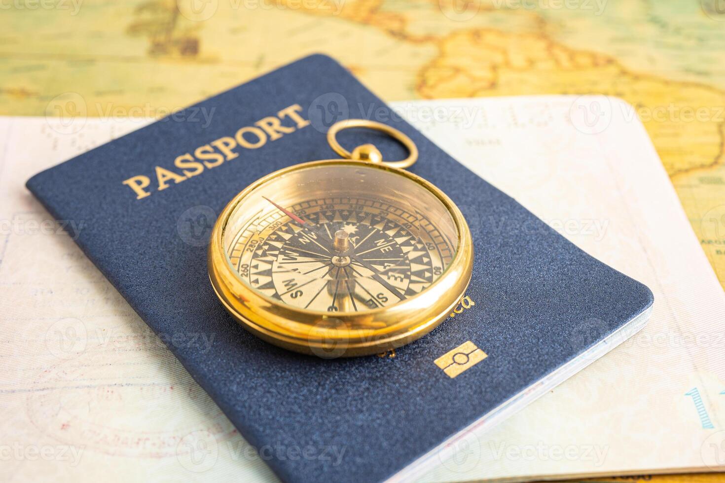 boussole sur passeport livre sur carte, document à immigration pour Voyage à aéroport dans pays. photo