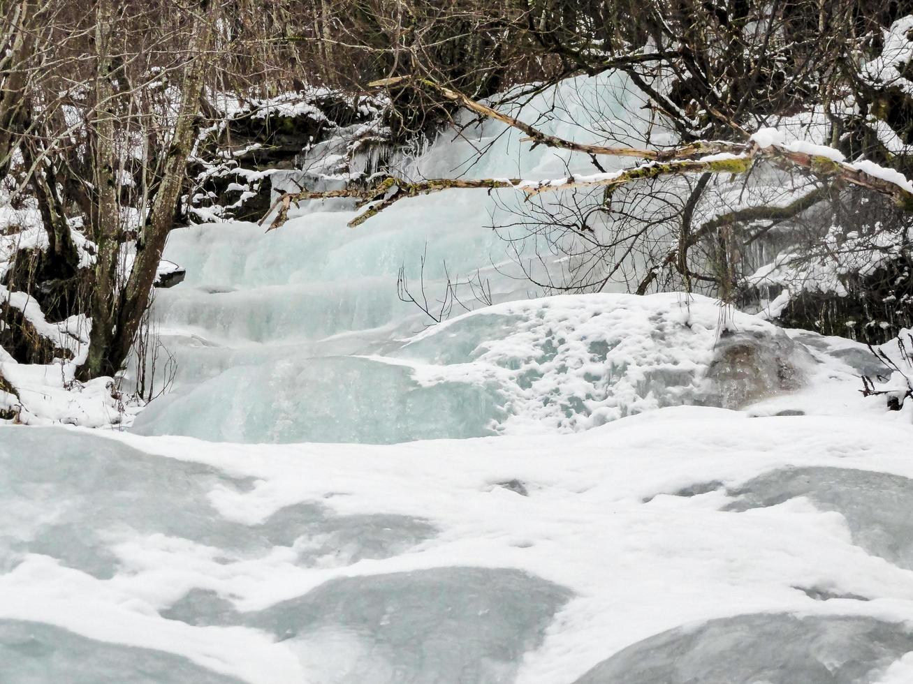 cascade gelée et glaçons, beau paysage en norvège. photo