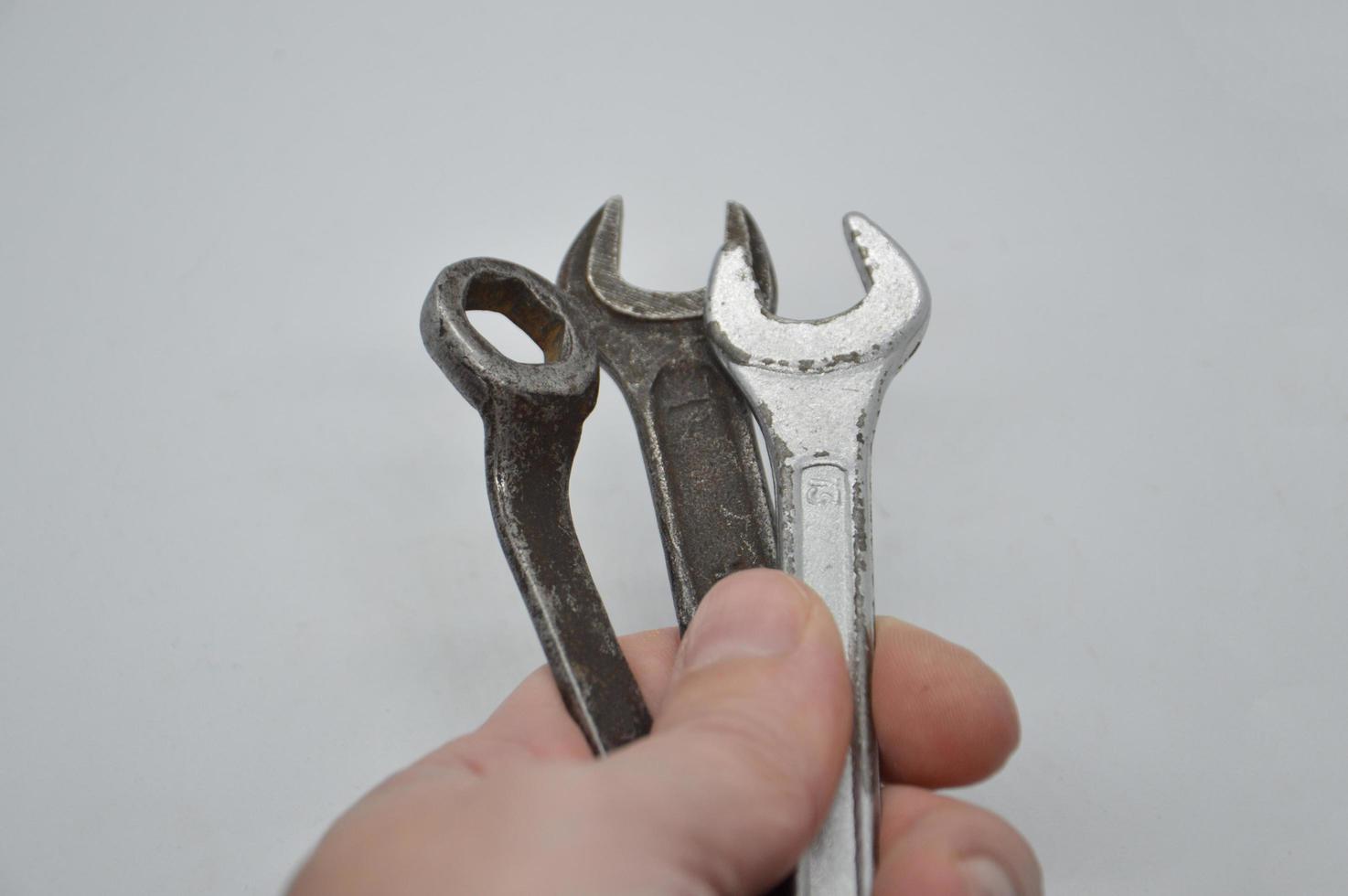 outils à main pour la réparation et la construction sur fond blanc photo
