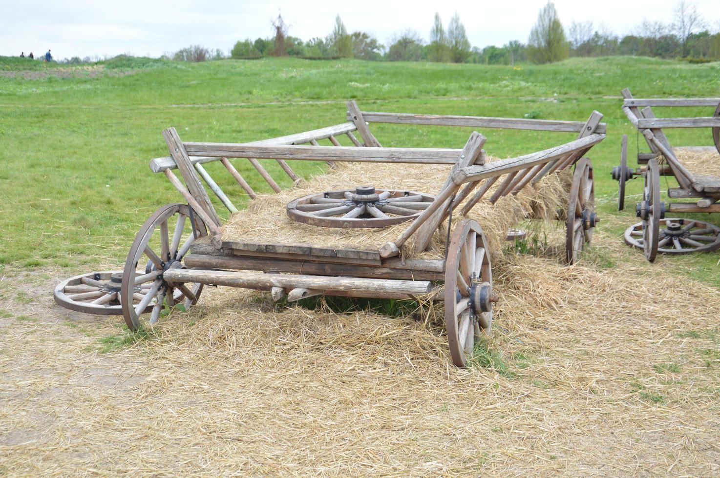 vieille charrette en bois pour le transport de marchandises dans l'agriculture photo