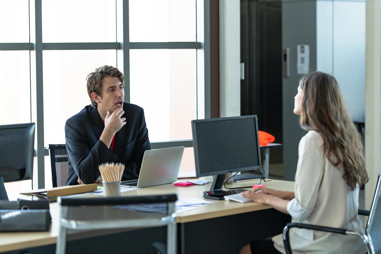 les hommes d'affaires, les femmes analysent les données et consultent diverses questions photo