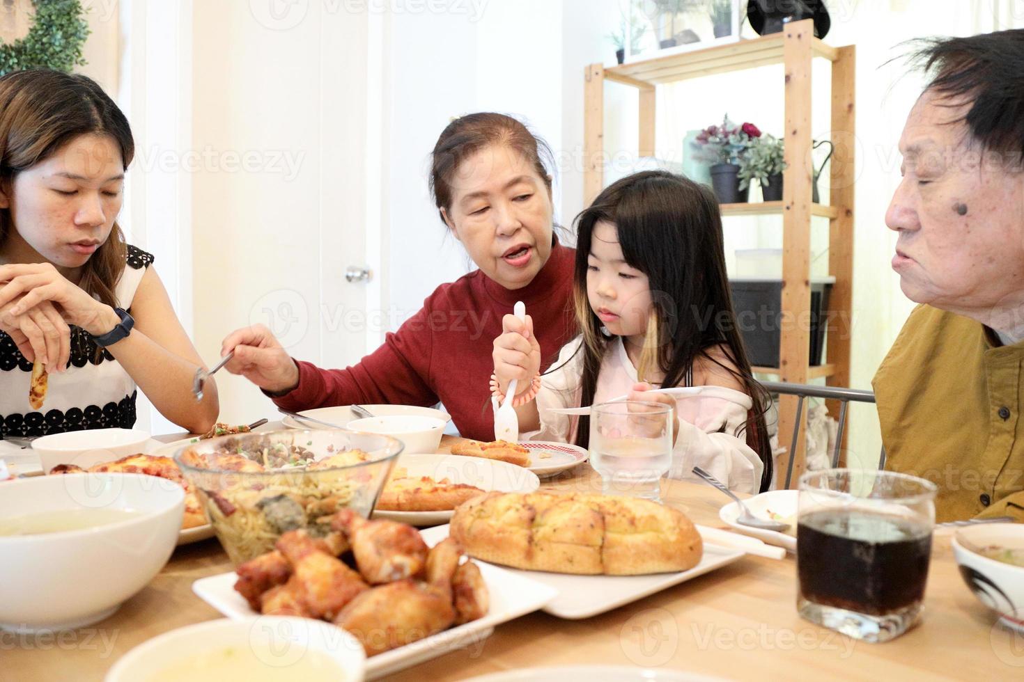 dîner avec la famille photo