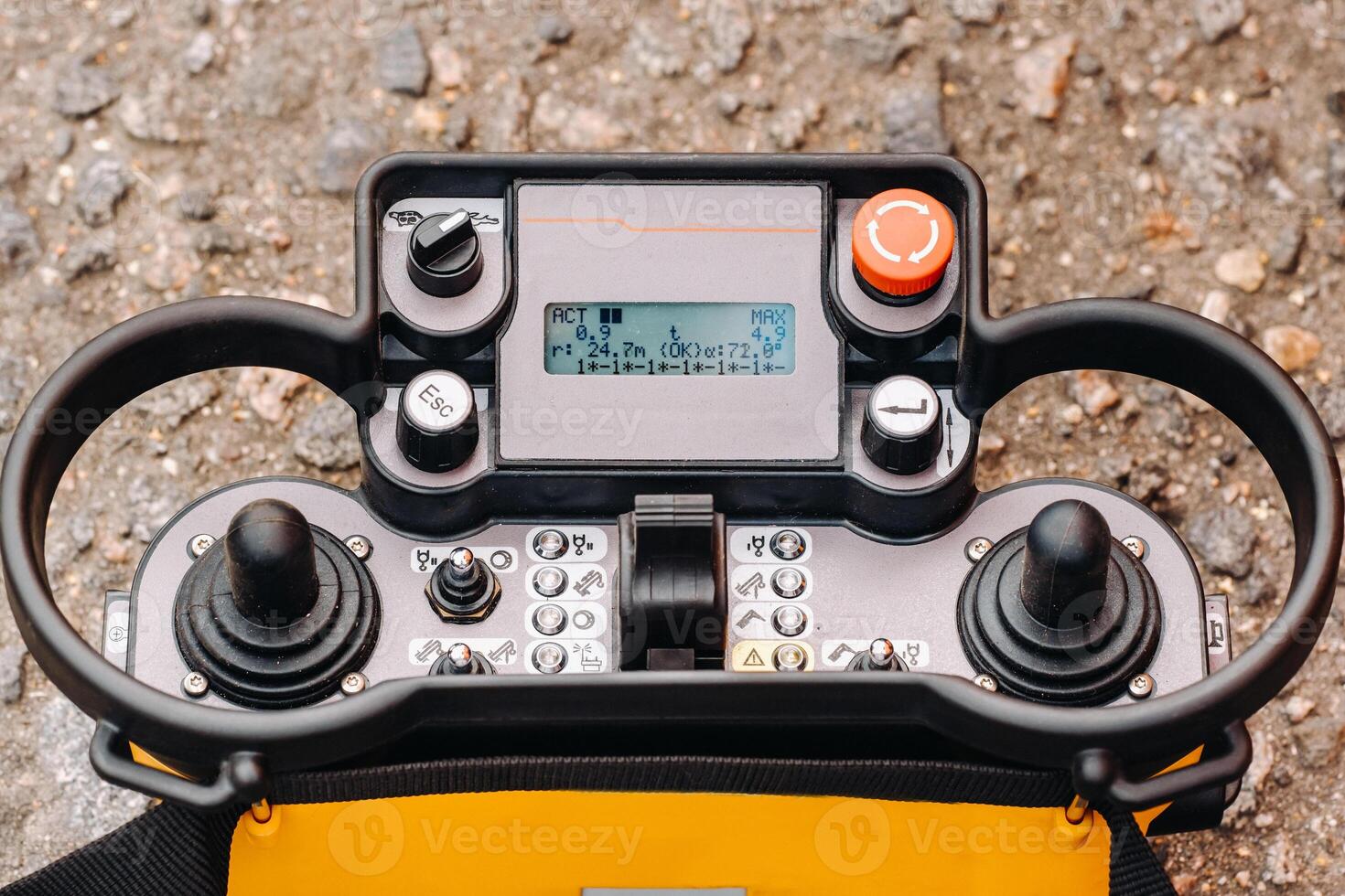 le contrôle panneau de le levage voiture grue. une panneau avec joysticks et boutons pour contrôler le télescopique seau de le grue photo