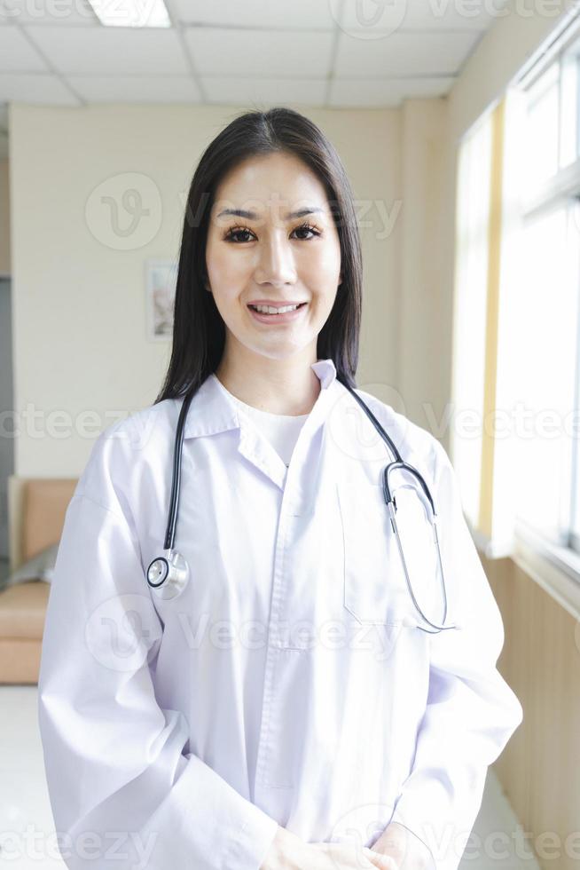 portrait d'une femme médecin intelligente avec un stéthoscope debout à la réception de l'hôpital. photo