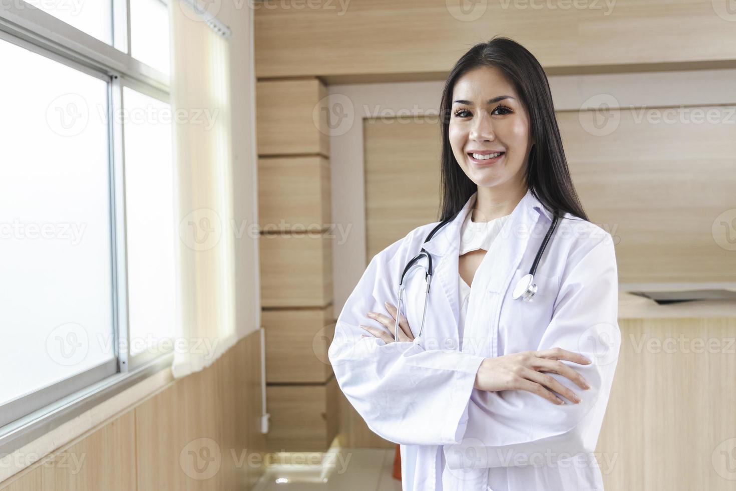 portrait d'une femme médecin intelligente avec un stéthoscope debout à la réception de l'hôpital. photo