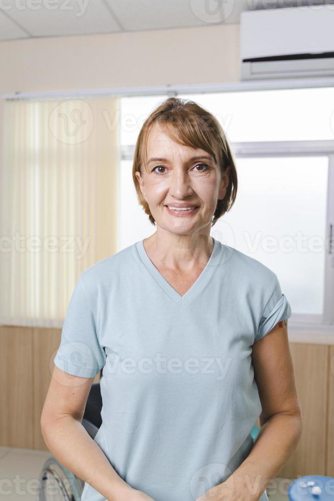 portrait d'une femme âgée souriante et intelligente. photo