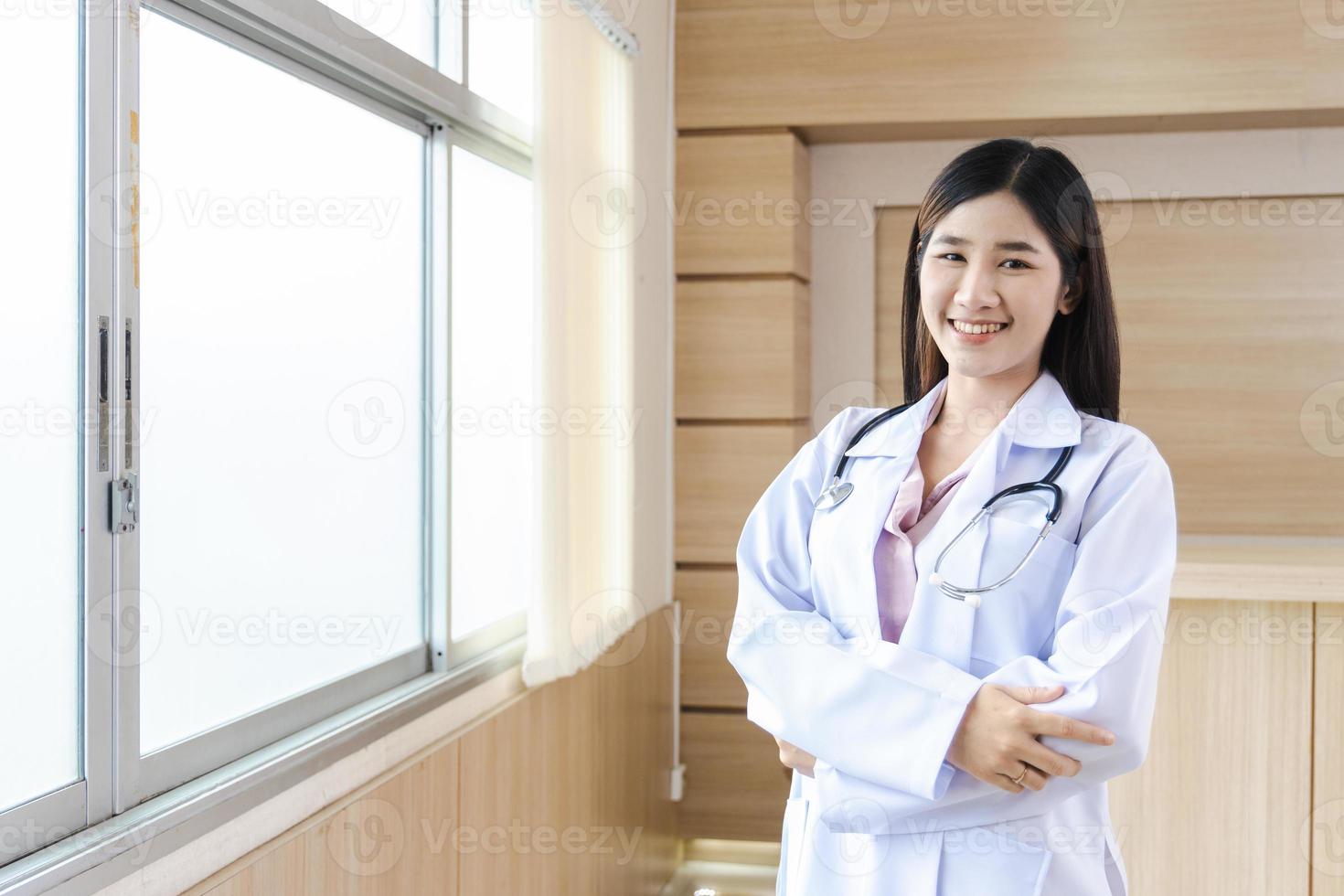 portrait d'une femme médecin intelligente avec un stéthoscope debout à la réception de l'hôpital. photo