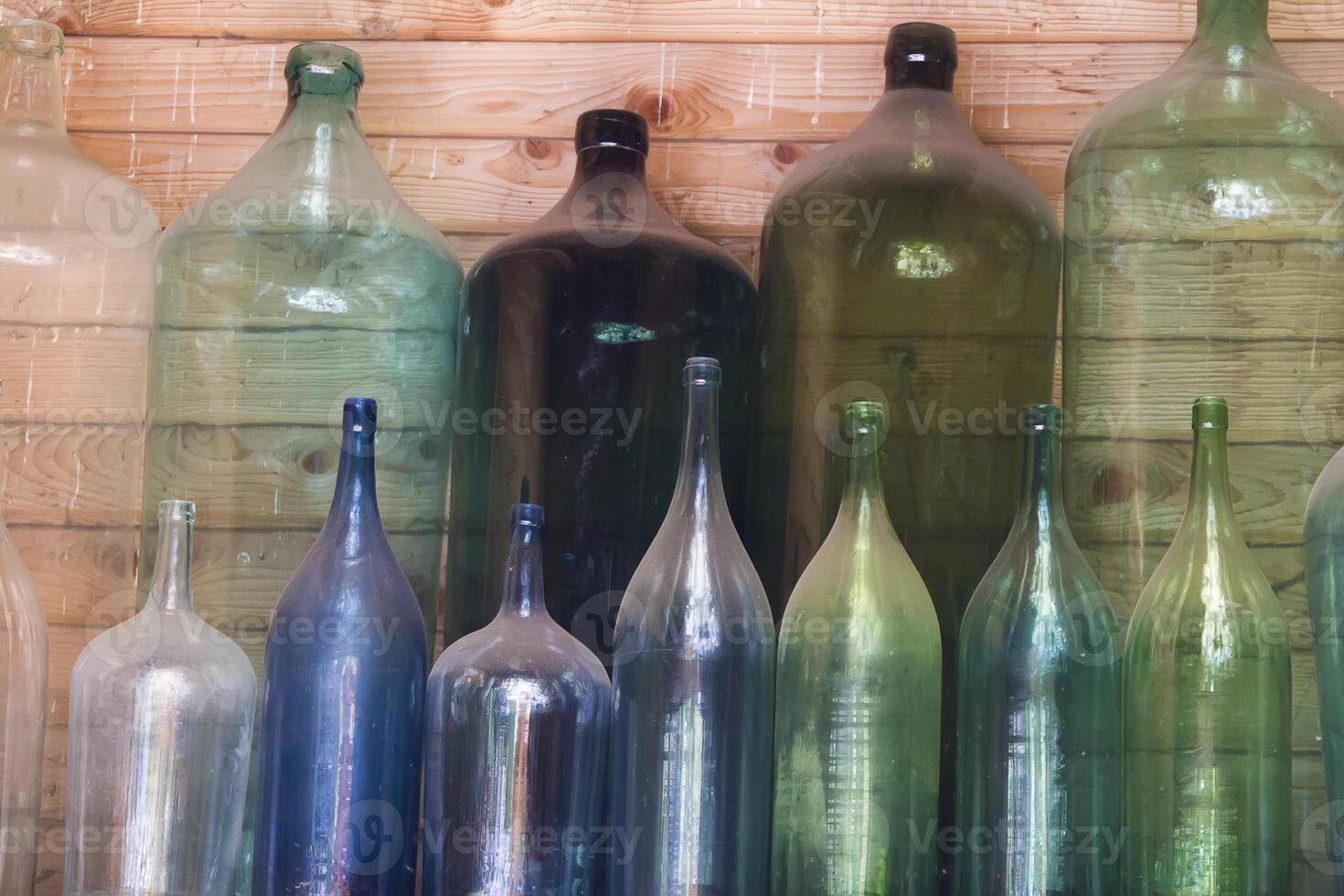 verre multicolore du vin bouteilles poussiéreux photo