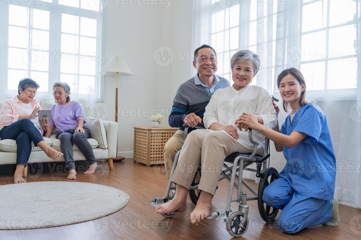 asiatique Jeune infirmière soutien couple Sénior plus âgée homme et femme dans une fauteuil roulant. personnes âgées mature et une groupe de Sénior copains vivant dans le hôpital. socialiser de retraité personnes. photo