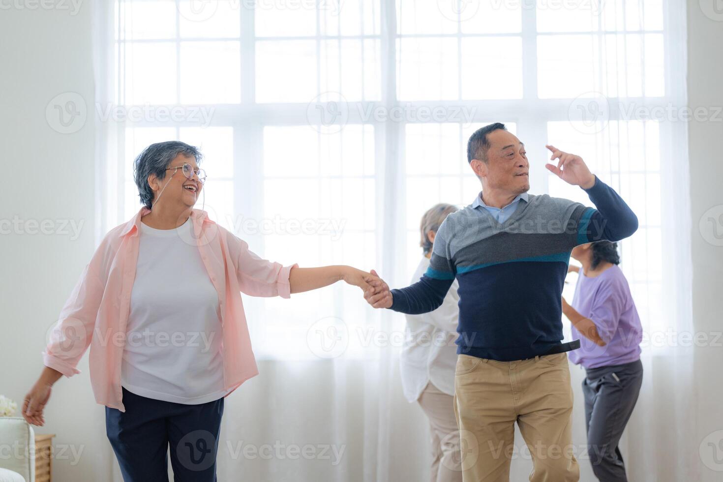 asiatique plus âgée Masculin et femelles gens Danse avec leur les partenaires sur une dansant sol dans vivant espace. content plus âgée couple performant avoir exercer. joyeux insouciant retraité Sénior copains profiter relaxation photo