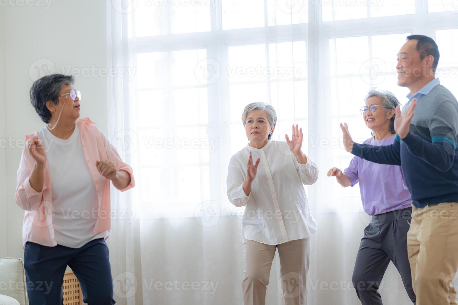 asiatique plus âgée Masculin et femelles gens Danse avec leur les partenaires sur une dansant sol dans vivant espace. content plus âgée couple performant avoir exercer. joyeux insouciant retraité Sénior copains profiter relaxation photo