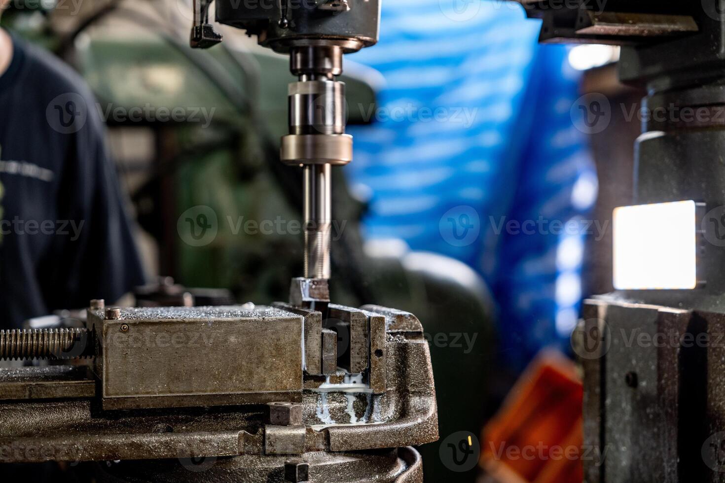 proche en haut métal percer bit rester position pour faire des trous dans acier moule. métal industrie. fraisage processus avec métal assiette les pièces sur cnc fraisage machine. magasin sol fraisage opération par fraisage machine. photo