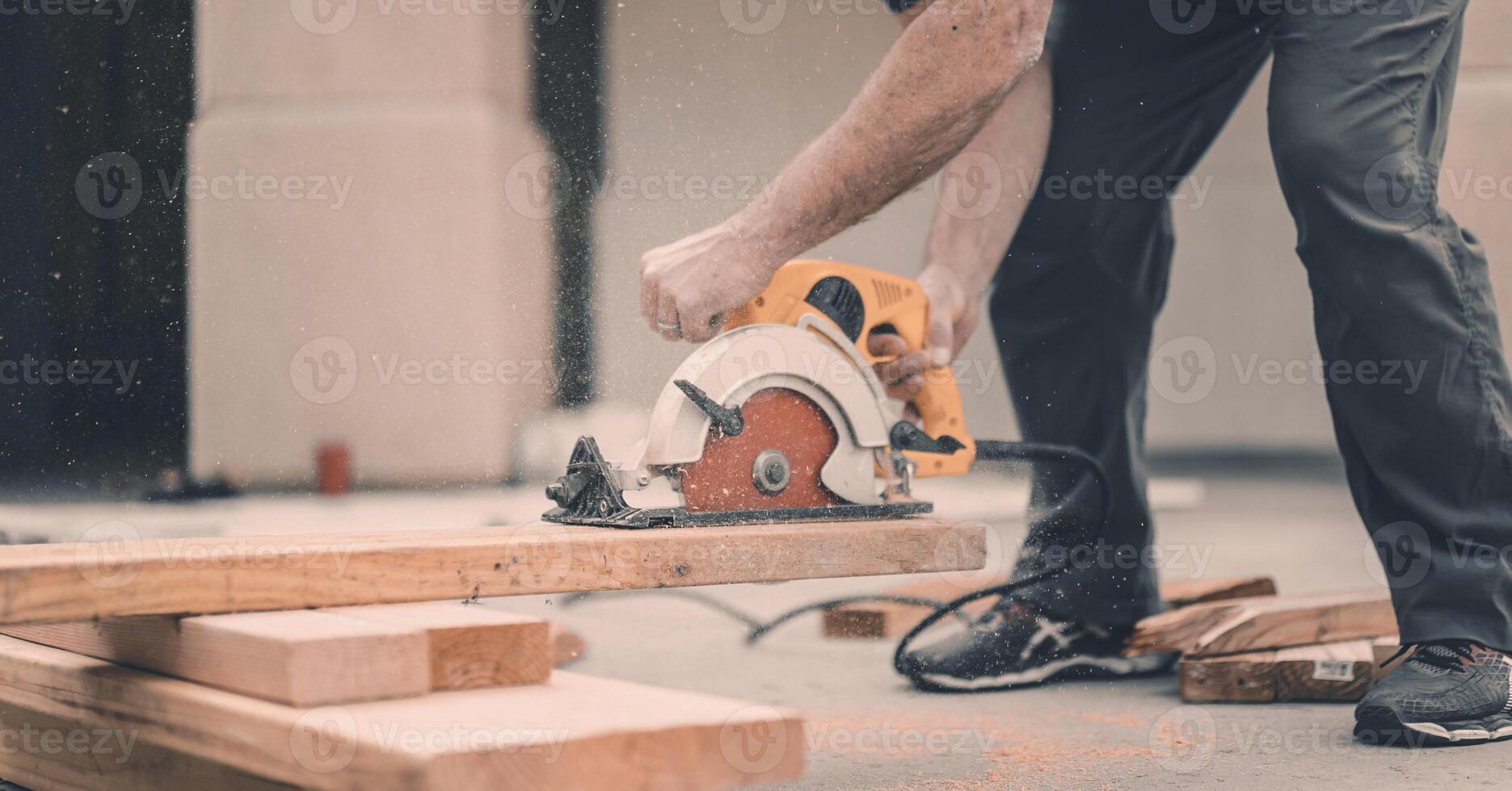 en bois atelier table avec outils. homme bras percer planche. photo
