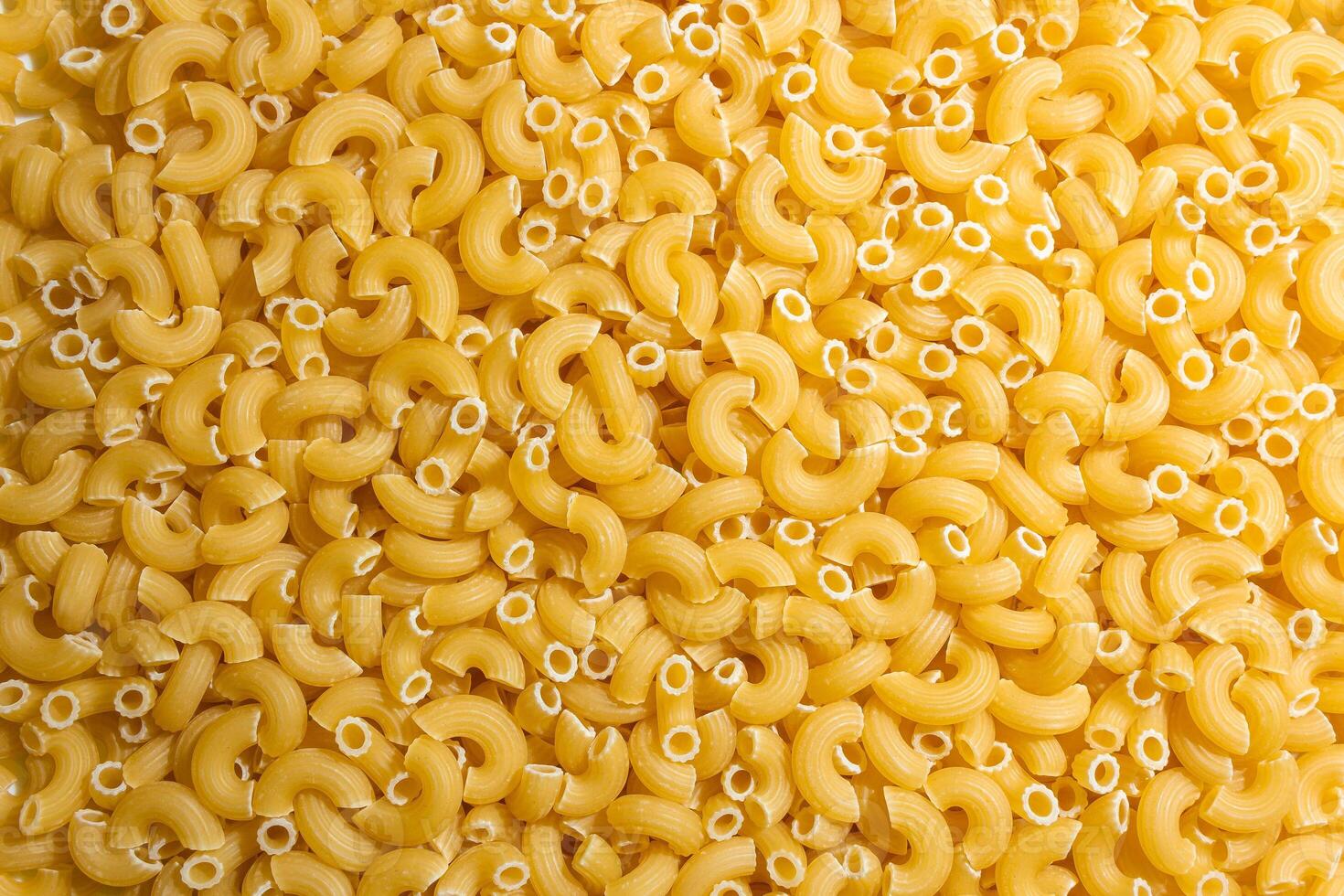 non cuit chifferi rigati Pâtes. une culinaire Toile de chifferi Rigati, création une animé et texturé Contexte pour gourmet cuisson. sec Pâtes. brut macaroni - Haut voir, plat allonger photo