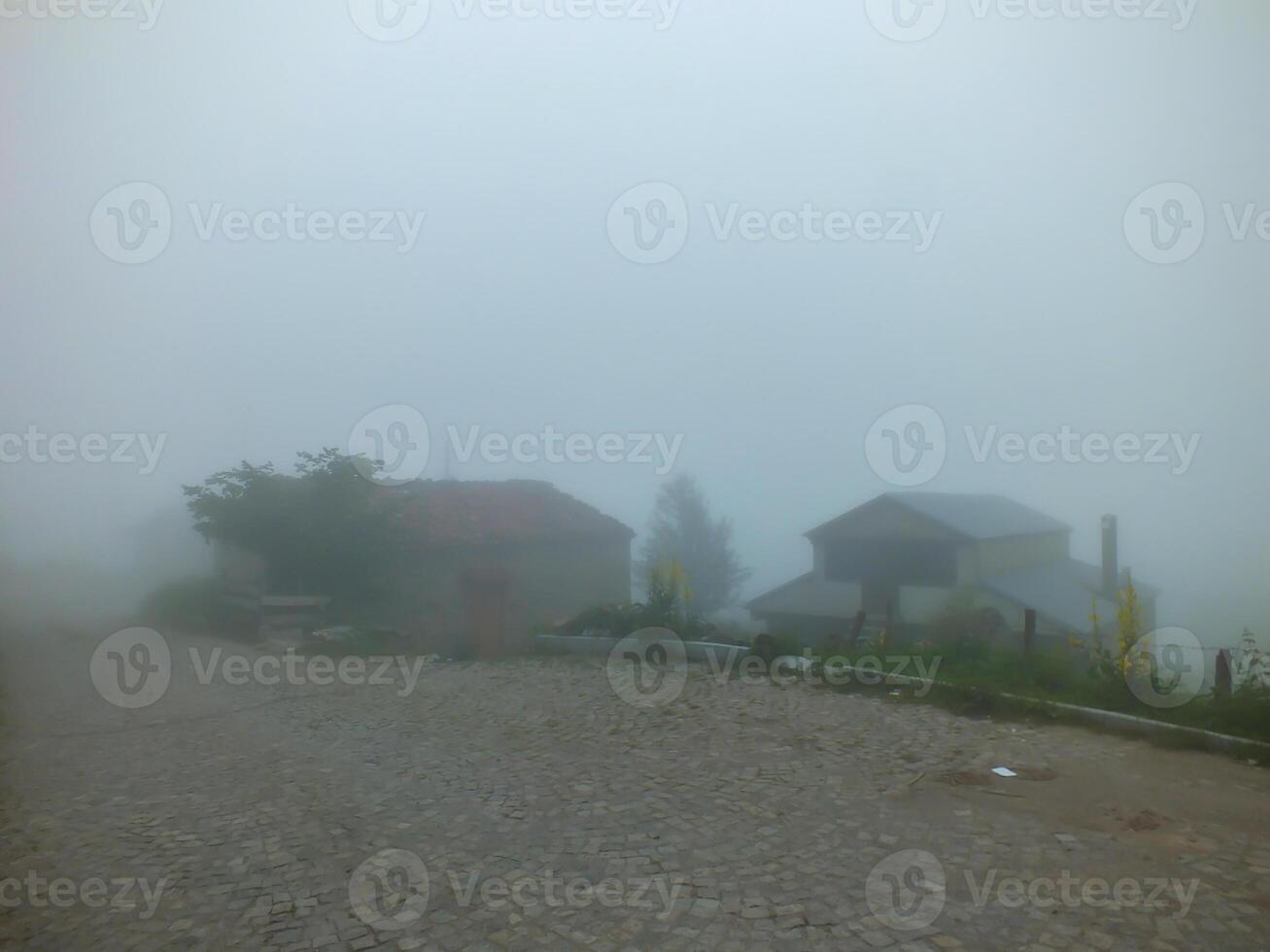 vieux pierre Maisons dans dumanli village dans brumeux temps, gumushane, turc. Père Noël ruines. photo