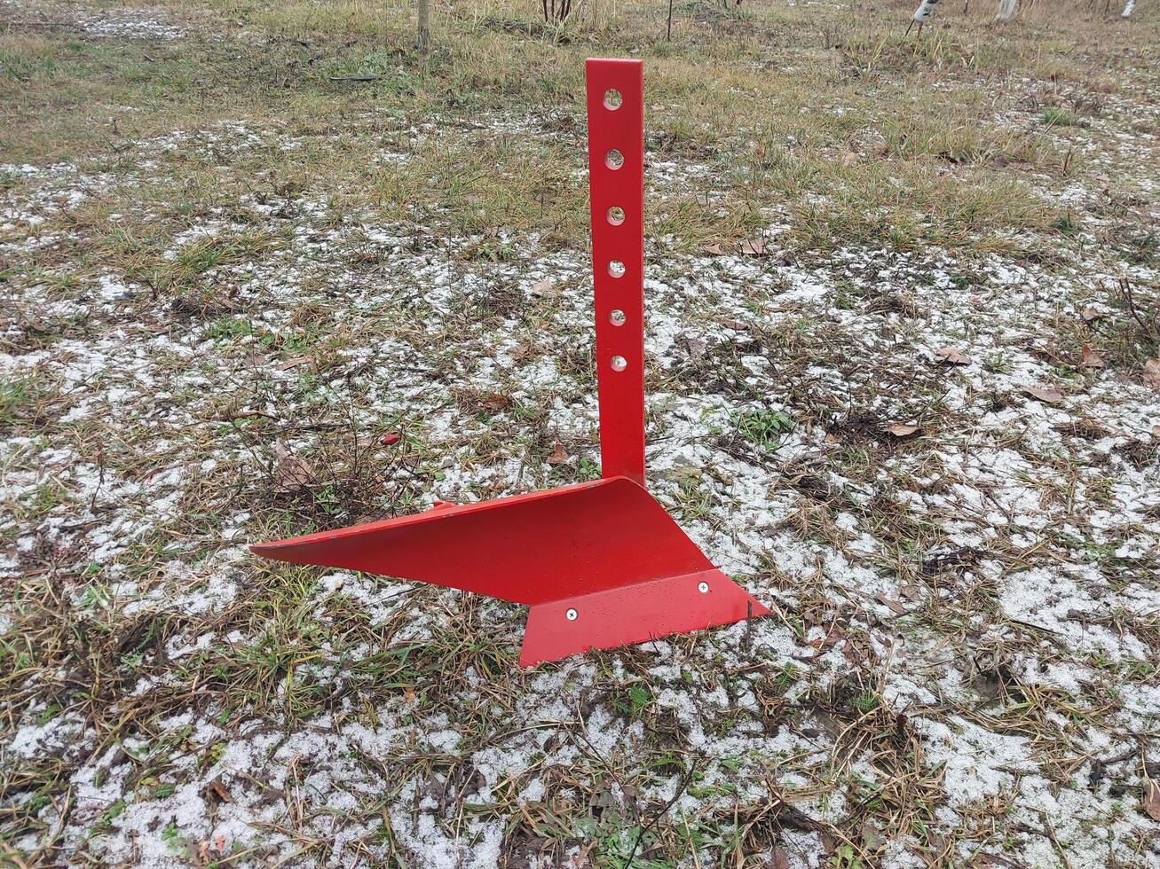 rouge mini charrue sur une hiver champ photo