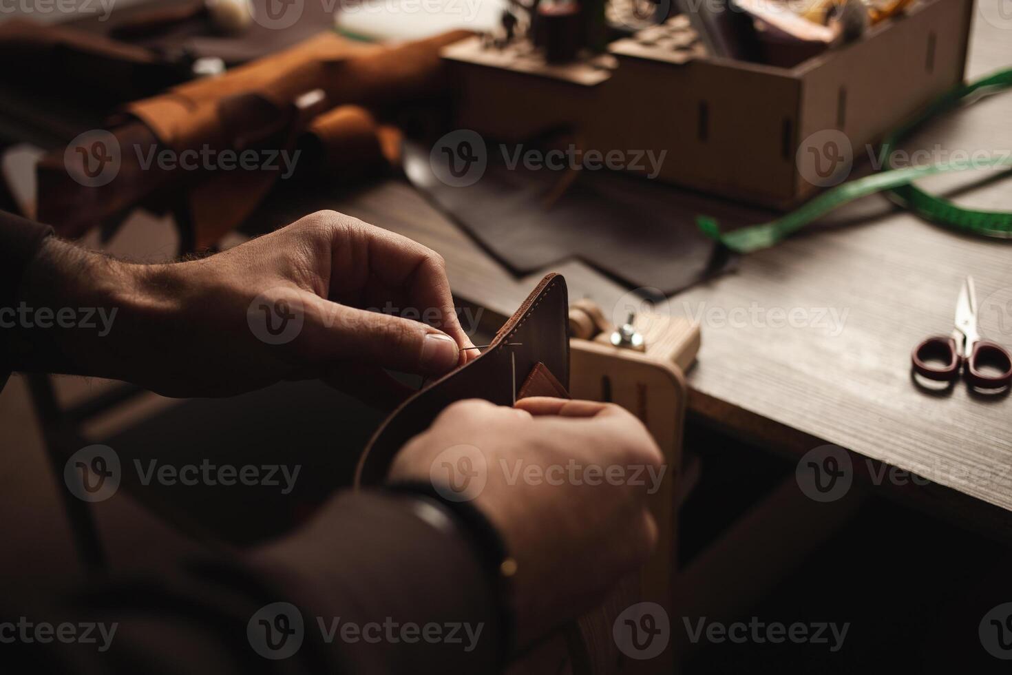 tanneur travaux avec cuir, petit entreprise, production. photo