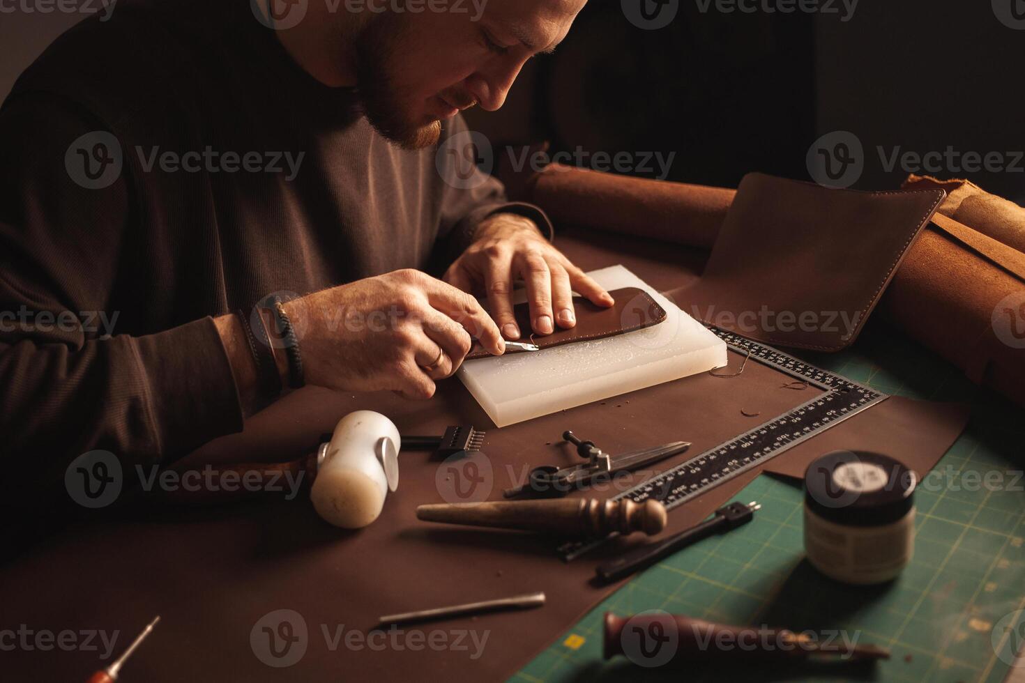 tanneur travaux avec cuir, petit entreprise, production. photo