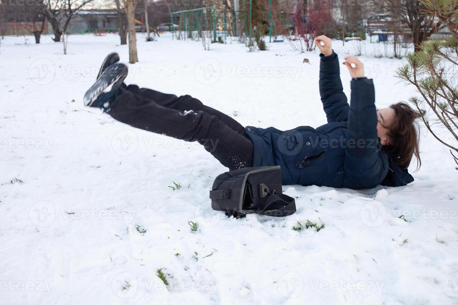 une homme chutes dans le neige. le homme glissé et a été blessé. chute sur glace. l'hiver. fracture, hématome, dislocation. photo