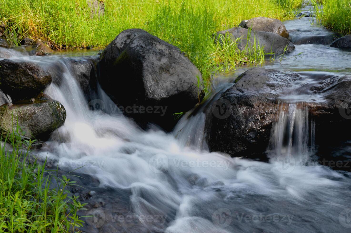 moyen rocher cause fort l'eau couler photo