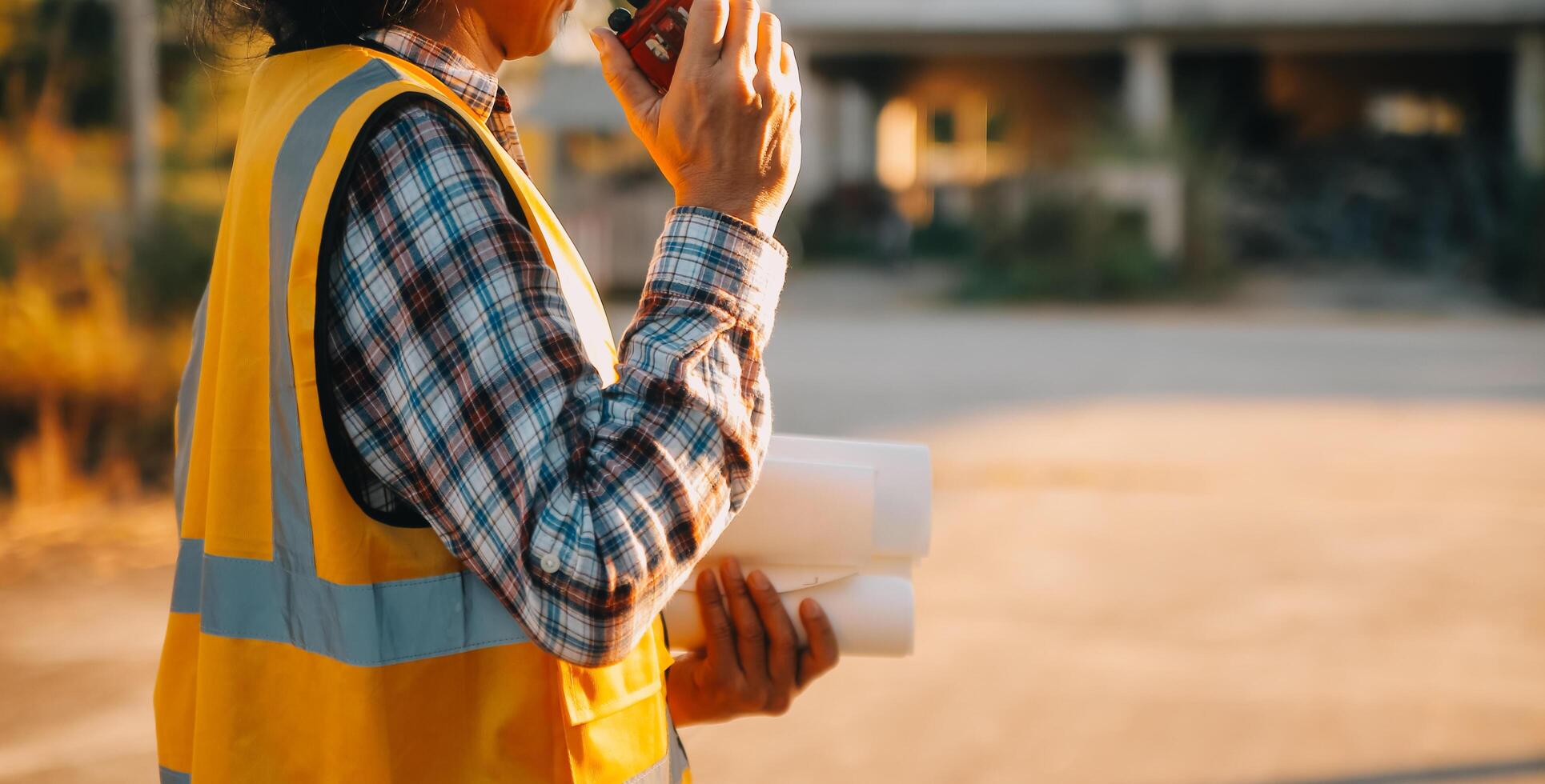 équipe construction ou ingénierie groupe et ouvrier. travail en équipe et détermination à réussir. sécurité difficile chapeau à prévenir accident tandis que travail transport et récipient équipe. concept redémarrer et Nouveau Ordinaire photo