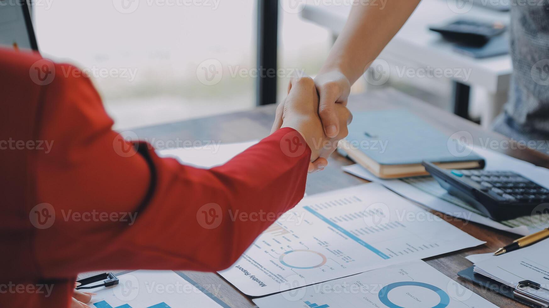 réunion du directeur financier discutant des statistiques financières sur le succès du projet de croissance de l'entreprise, investisseur professionnel travaillant sur un projet de démarrage pour un plan stratégique avec document, ordinateur portable et tablette numérique. photo