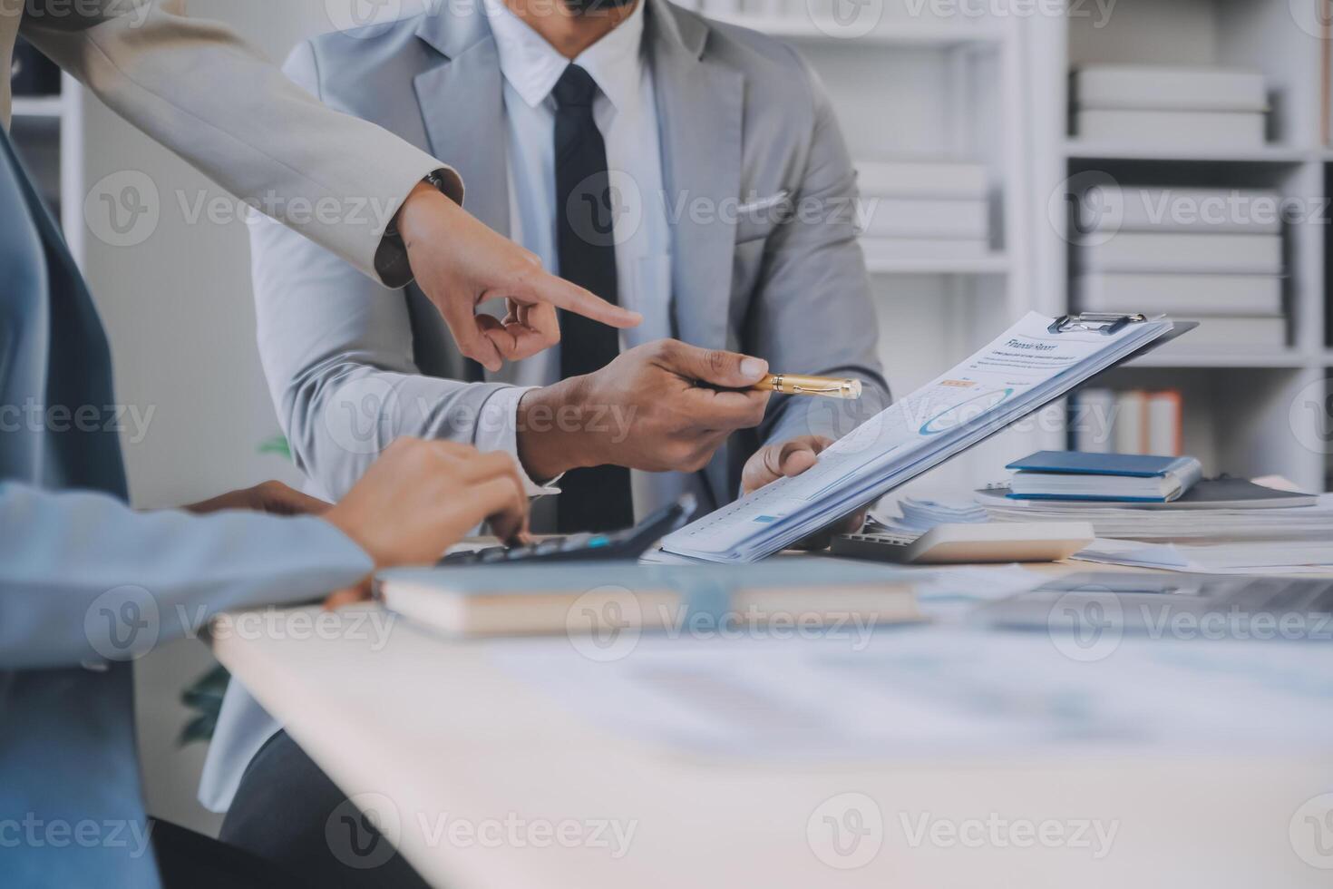 réunion du directeur financier discutant des statistiques financières sur le succès du projet de croissance de l'entreprise, investisseur professionnel travaillant sur un projet de démarrage pour un plan stratégique avec document, ordinateur portable et tablette numérique. photo