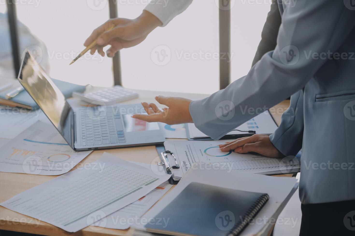 réunion du directeur financier discutant des statistiques financières sur le succès du projet de croissance de l'entreprise, investisseur professionnel travaillant sur un projet de démarrage pour un plan stratégique avec document, ordinateur portable et tablette numérique. photo