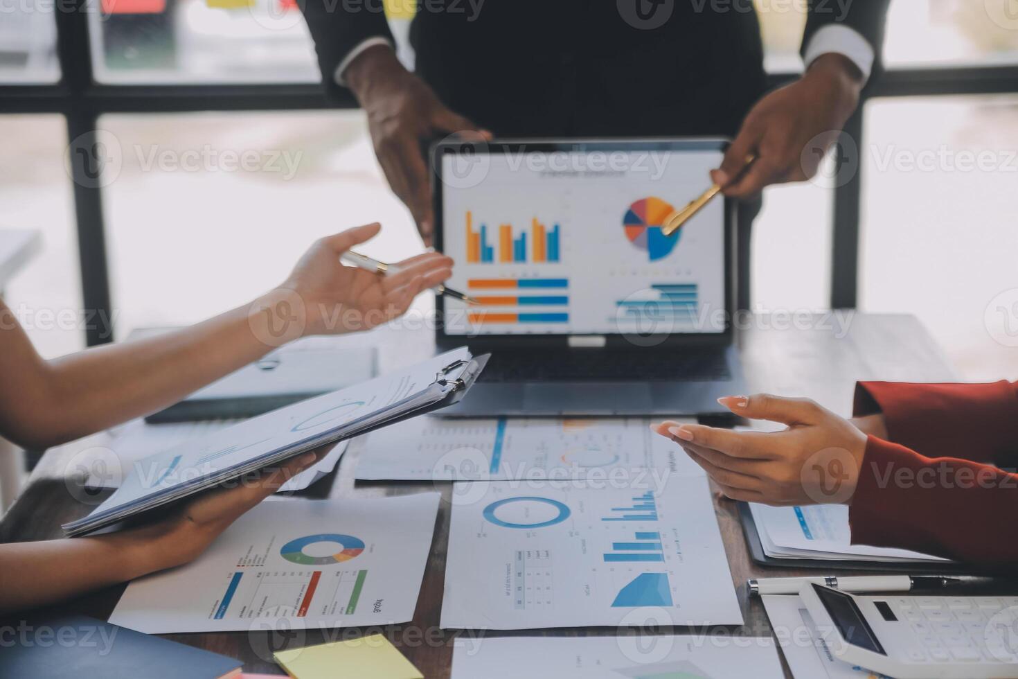 réunion du directeur financier discutant des statistiques financières sur le succès du projet de croissance de l'entreprise, investisseur professionnel travaillant sur un projet de démarrage pour un plan stratégique avec document, ordinateur portable et tablette numérique. photo