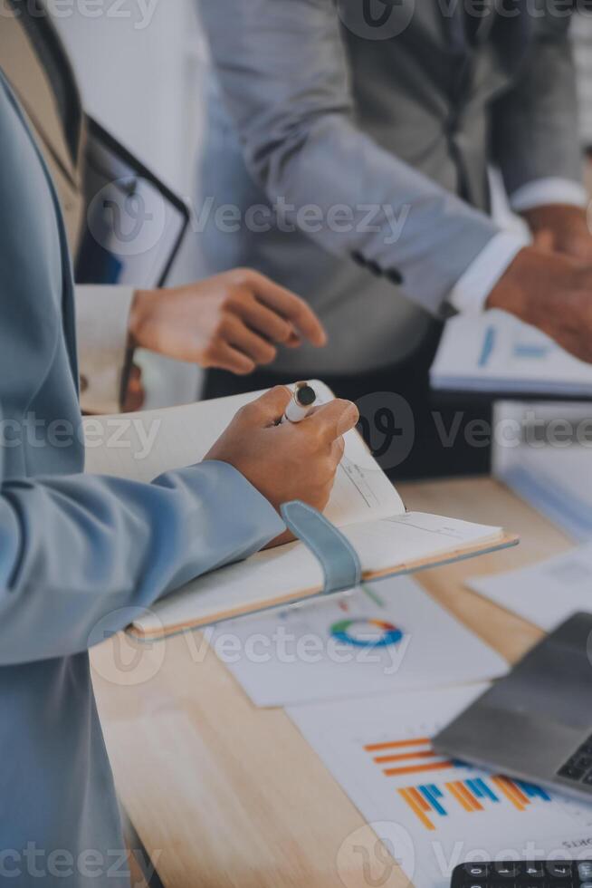 réunion du directeur financier discutant des statistiques financières sur le succès du projet de croissance de l'entreprise, investisseur professionnel travaillant sur un projet de démarrage pour un plan stratégique avec document, ordinateur portable et tablette numérique. photo