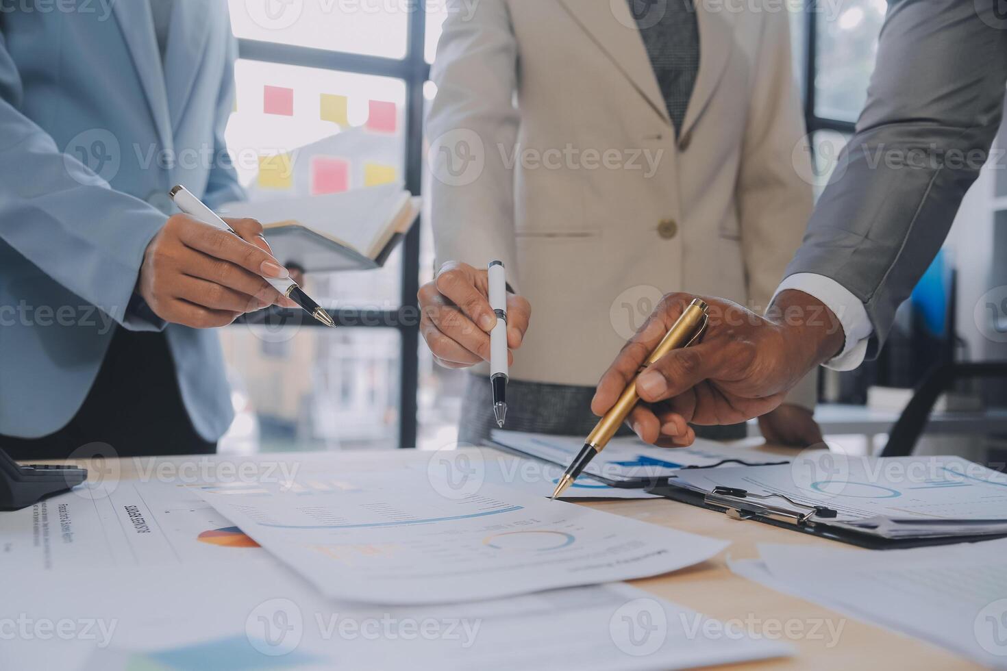 réunion du directeur financier discutant des statistiques financières sur le succès du projet de croissance de l'entreprise, investisseur professionnel travaillant sur un projet de démarrage pour un plan stratégique avec document, ordinateur portable et tablette numérique. photo