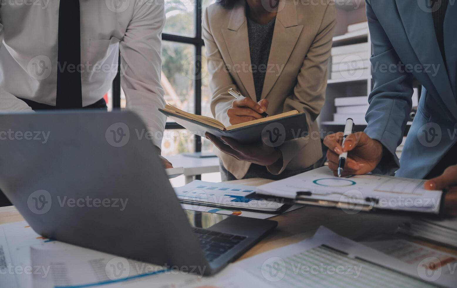 réunion du directeur financier discutant des statistiques financières sur le succès du projet de croissance de l'entreprise, investisseur professionnel travaillant sur un projet de démarrage pour un plan stratégique avec document, ordinateur portable et tablette numérique. photo