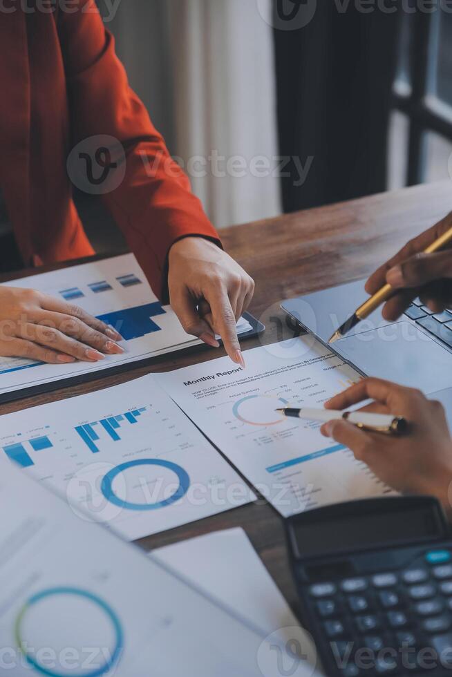 réunion du directeur financier discutant des statistiques financières sur le succès du projet de croissance de l'entreprise, investisseur professionnel travaillant sur un projet de démarrage pour un plan stratégique avec document, ordinateur portable et tablette numérique. photo