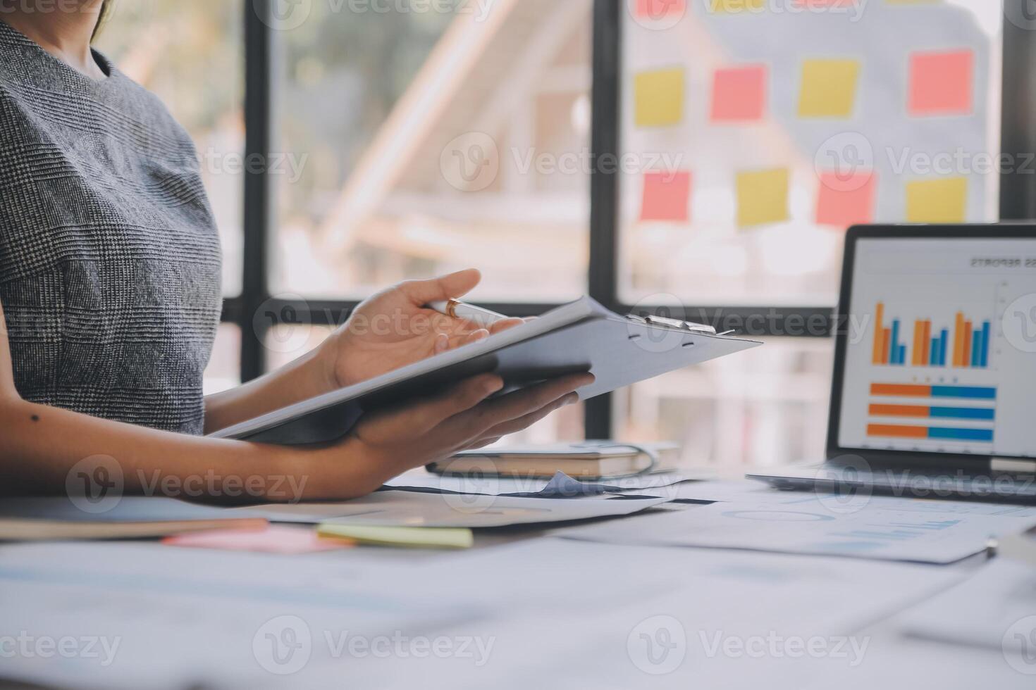 réunion du directeur financier discutant des statistiques financières sur le succès du projet de croissance de l'entreprise, investisseur professionnel travaillant sur un projet de démarrage pour un plan stratégique avec document, ordinateur portable et tablette numérique. photo