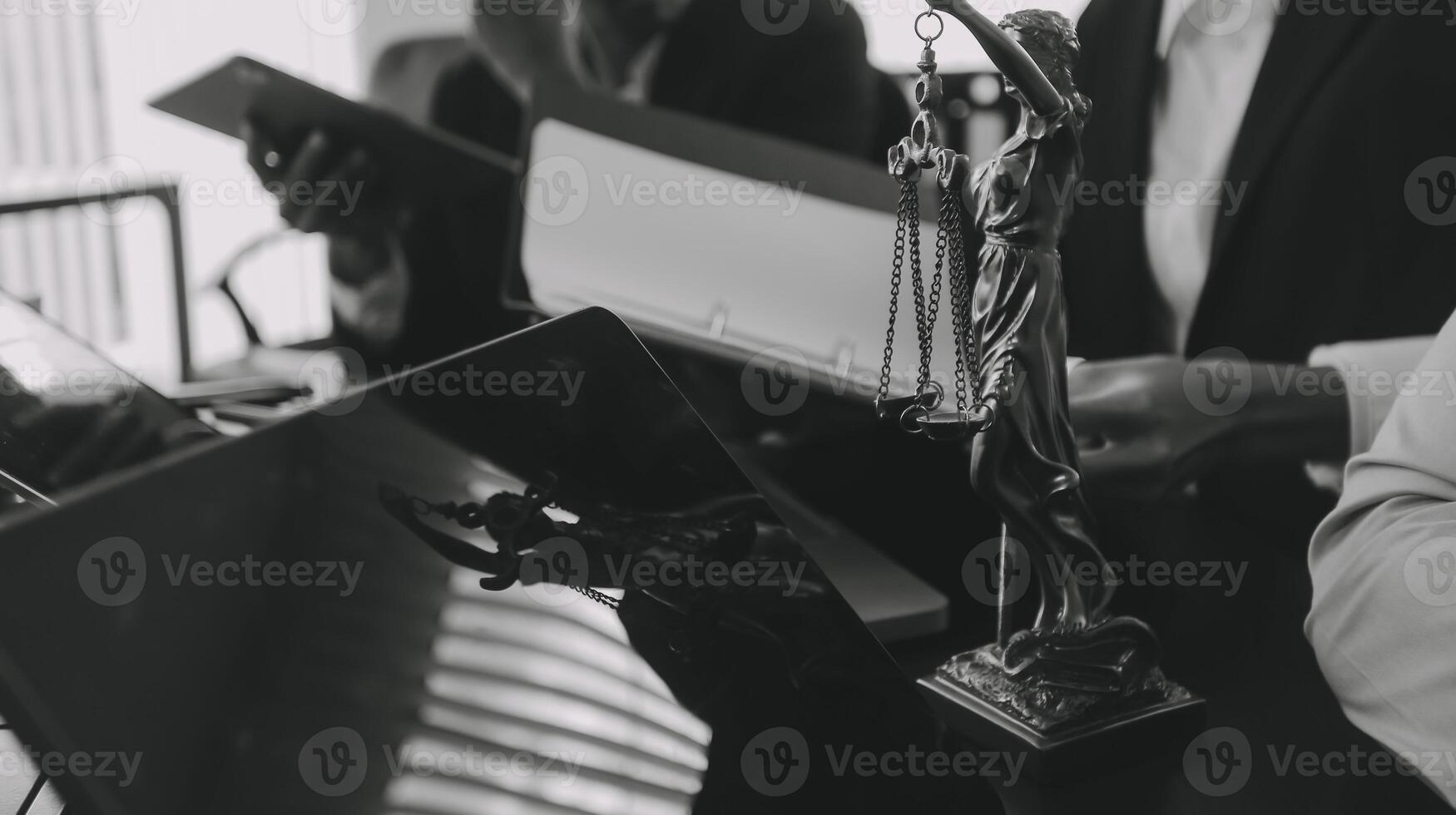 groupe de expérimenté Avocats et avocats donnant consultation à client, portion avec difficile procès, expliquant légal procédures et discuter accord conditions. loi prestations de service et soutien concept photo