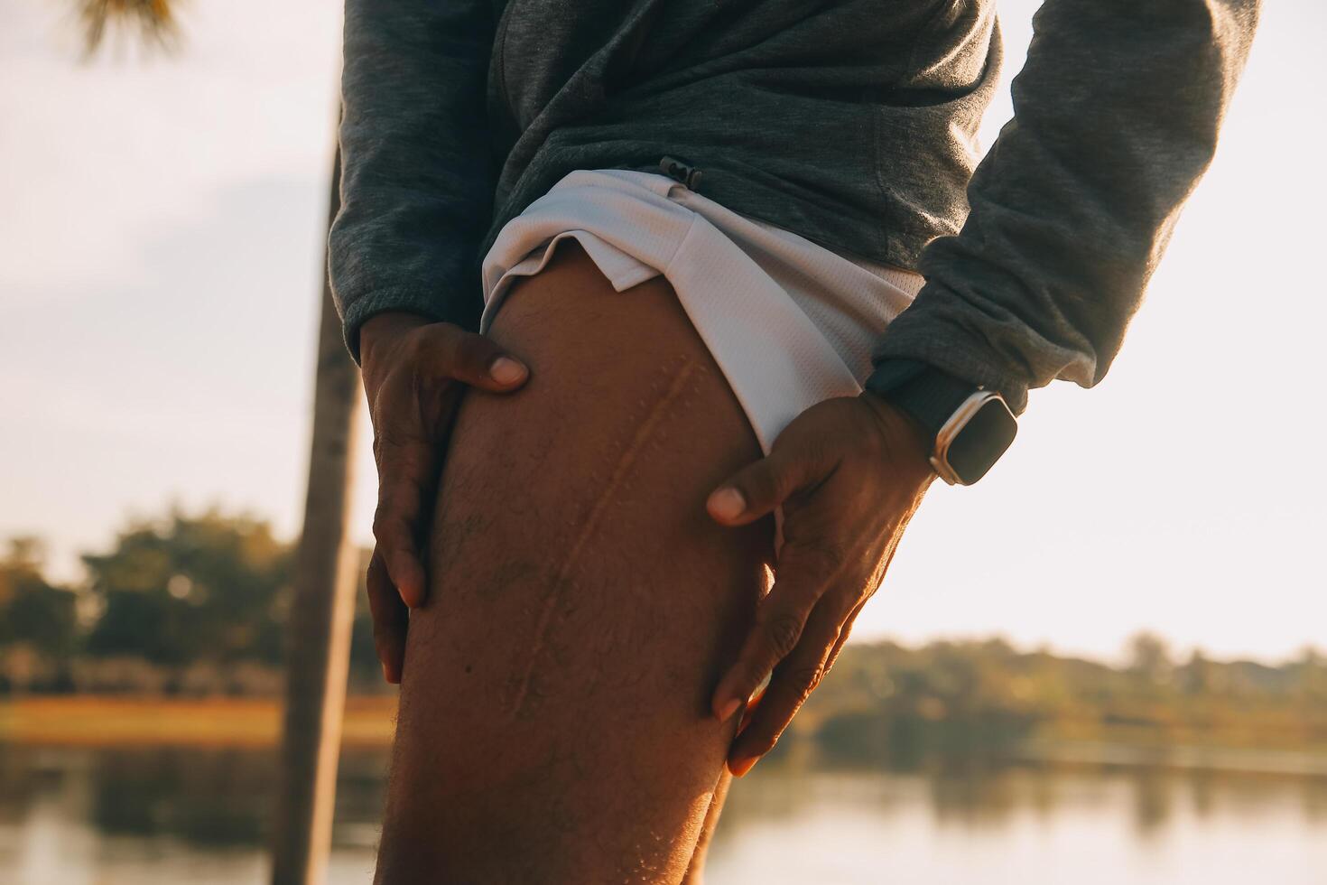 athlète coureur pieds fonctionnement sur route le jogging concept à en plein air. homme fonctionnement pour exercice.athlète coureur pieds fonctionnement sur route, le jogging concept à en plein air. homme fonctionnement pour exercer. photo