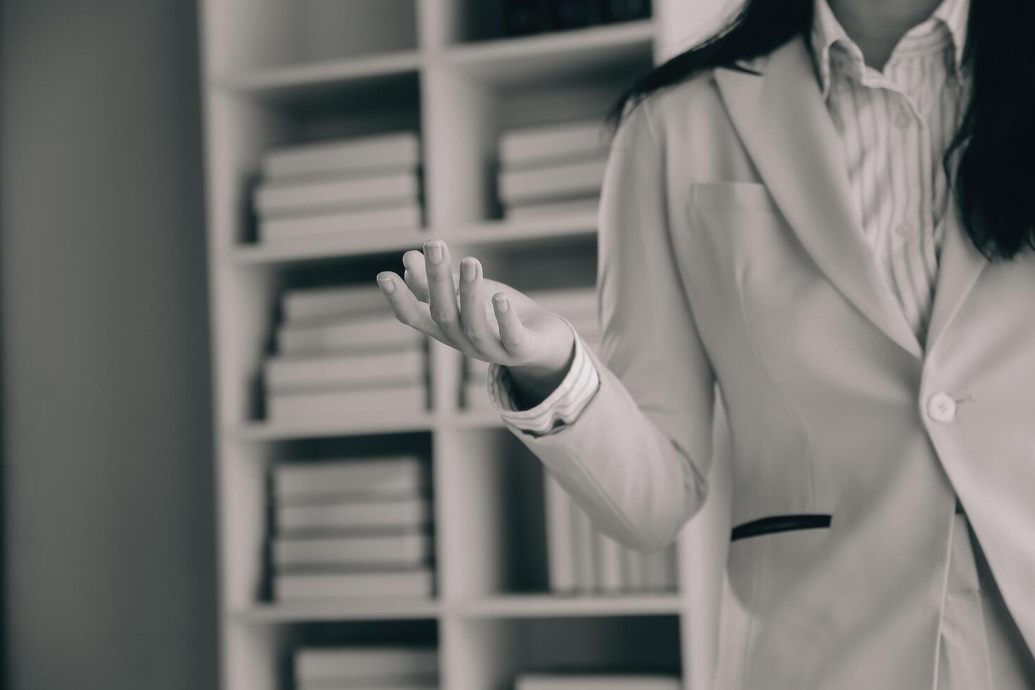 jeune femme d'affaires souriante utilisant un smartphone près d'un ordinateur au bureau, espace de copie photo