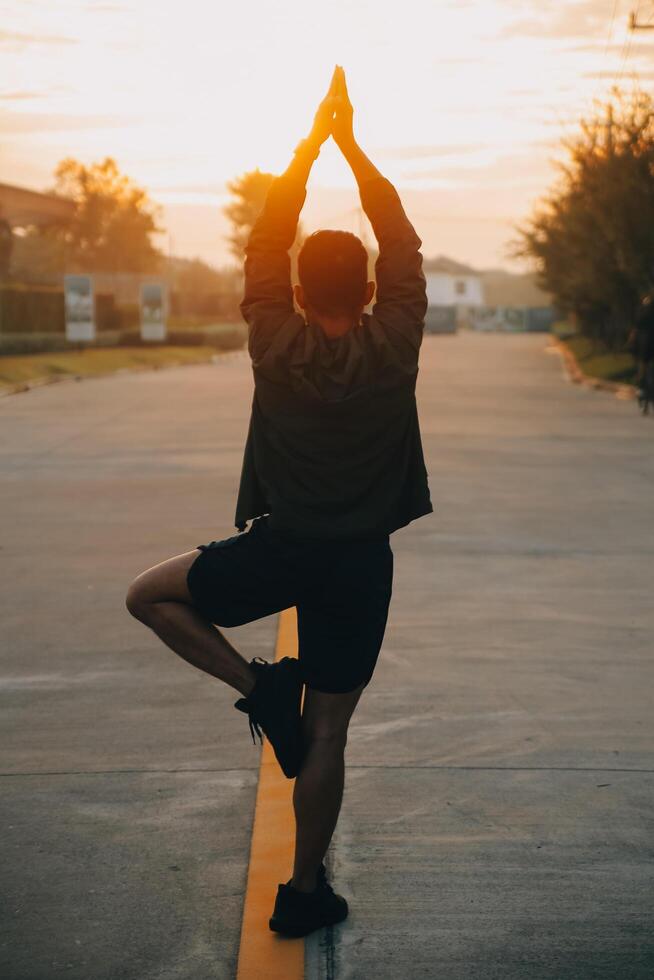 athlète coureur pieds fonctionnement sur route, jogging concept à en plein air. homme fonctionnement pour exercice.athlète coureur pieds fonctionnement sur route, le jogging concept à en plein air. homme fonctionnement pour exercer. photo