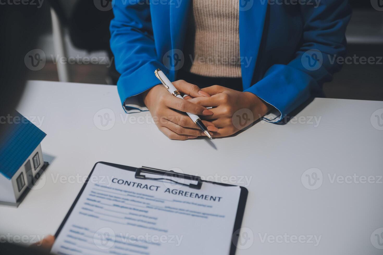 réel biens agent et client signature Contrat à acheter loger, Assurance ou prêt réel immobilier.rent une maison, obtenir Assurance ou prêt réel biens ou propriété. photo