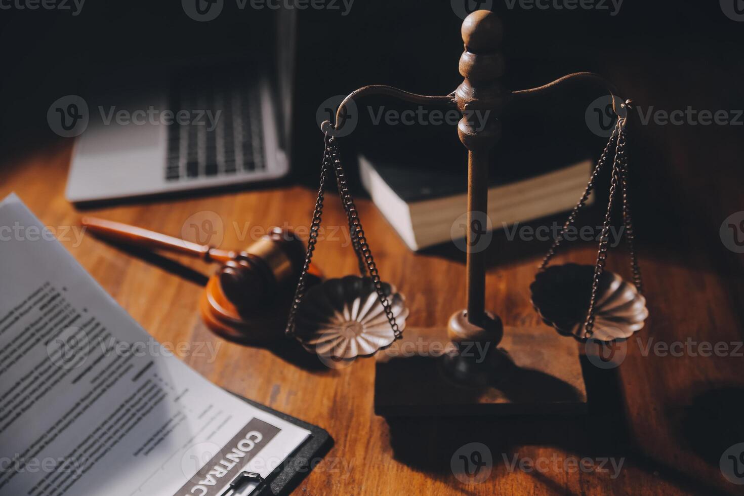 image de du juge marteau, Balance Dame de justice, loi livre, portable ordinateur et Contrat les documents avec stylo concept de loi et justice. photo