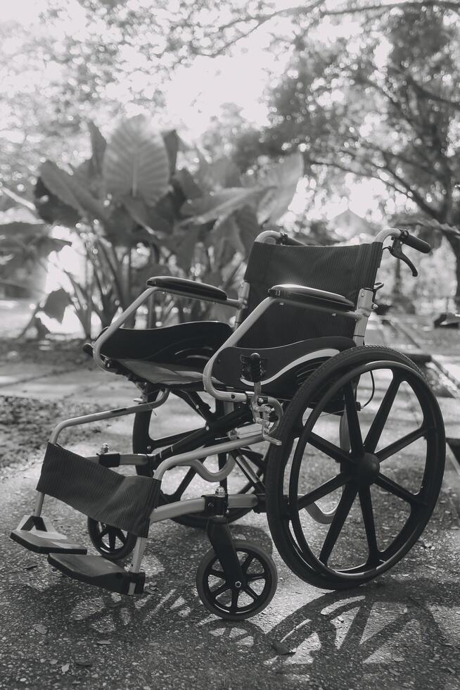 Célibataire fauteuil roulant garé dans hôpital couloir photo