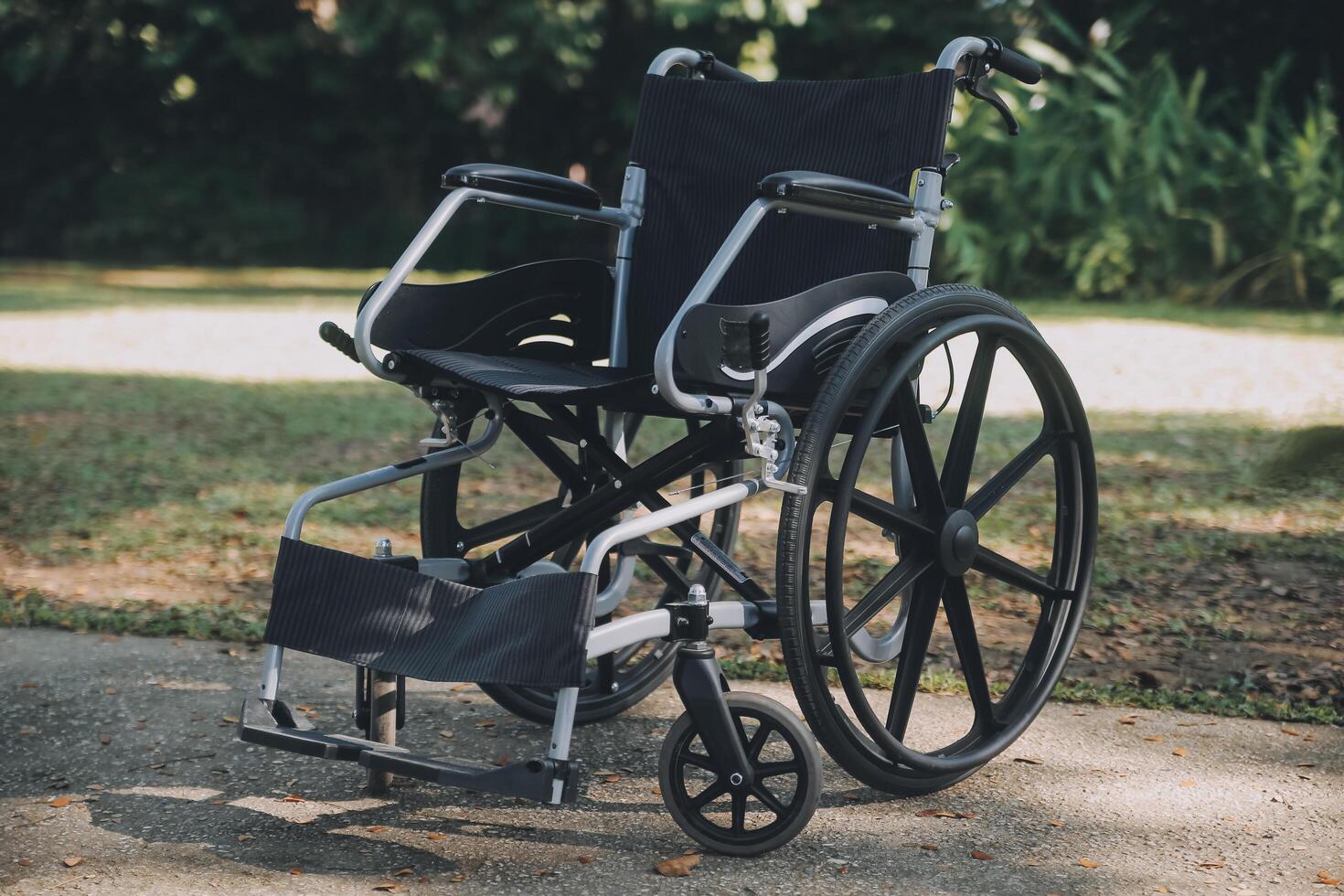 Célibataire fauteuil roulant garé dans hôpital couloir photo