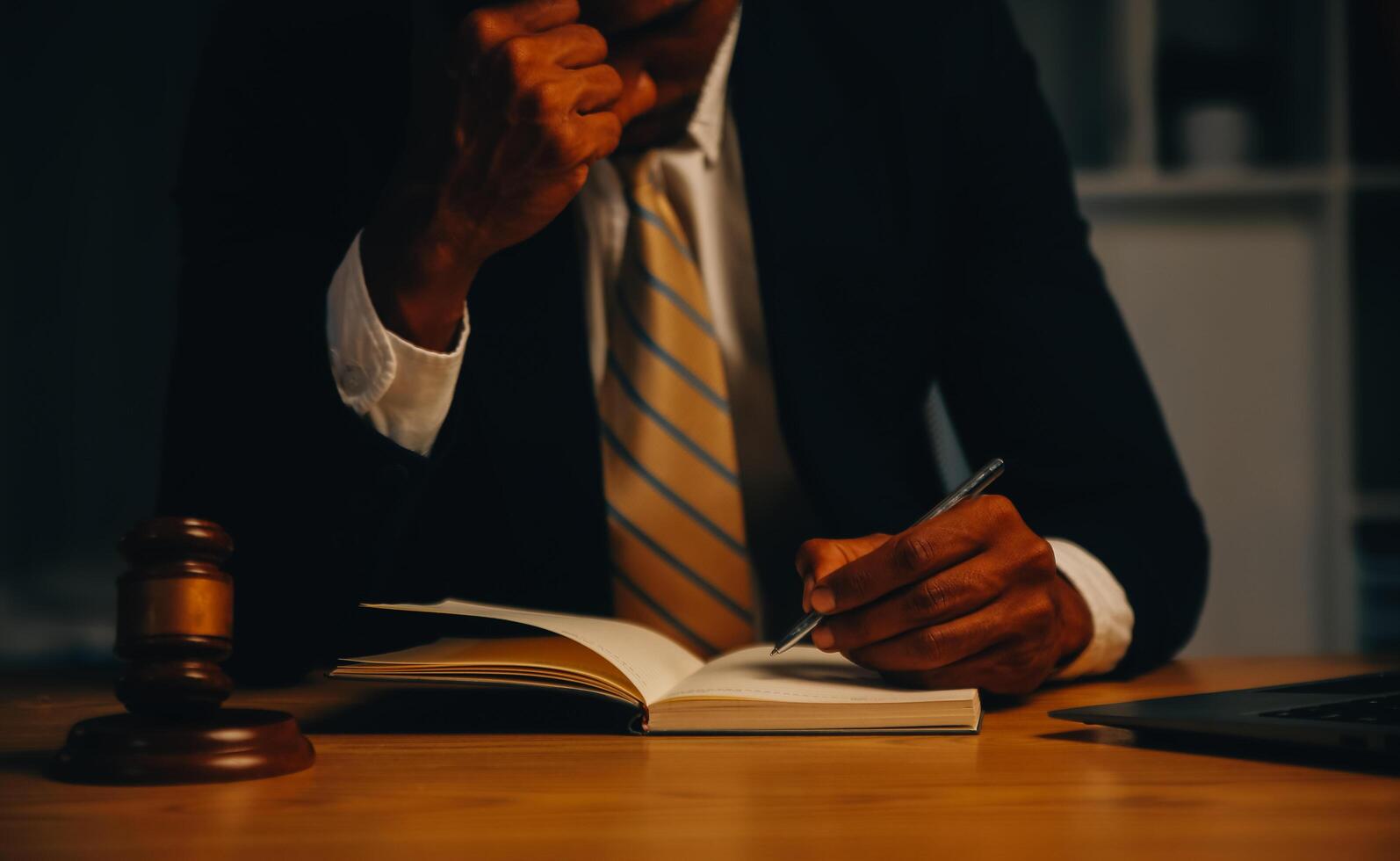 marteau de juge avec des avocats de la justice ayant une réunion d'équipe au fond d'un cabinet d'avocats. notions de droit et de services juridiques. photo