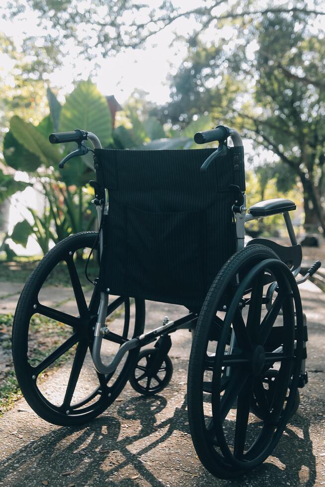 Célibataire fauteuil roulant garé dans hôpital couloir photo