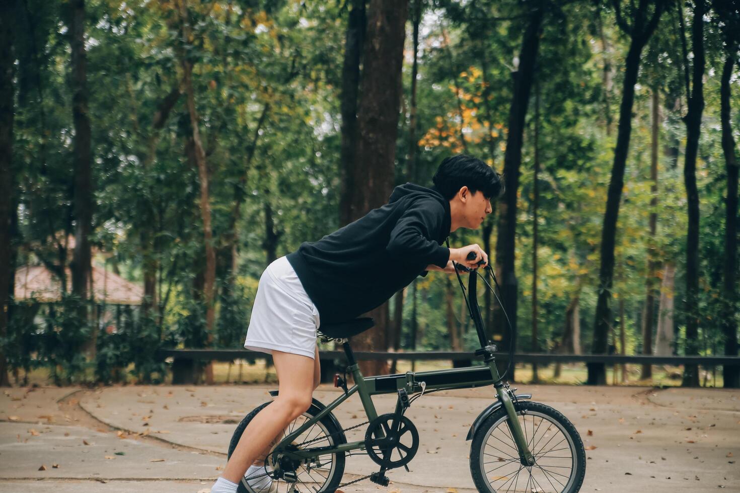 Beau content Jeune homme avec vélo sur une ville rue, actif mode de vie, gens concept photo