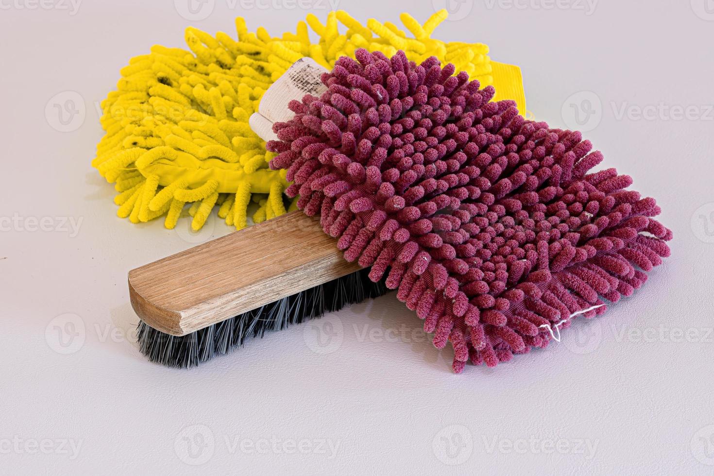 gants en microfibre avec brosse en bois photo