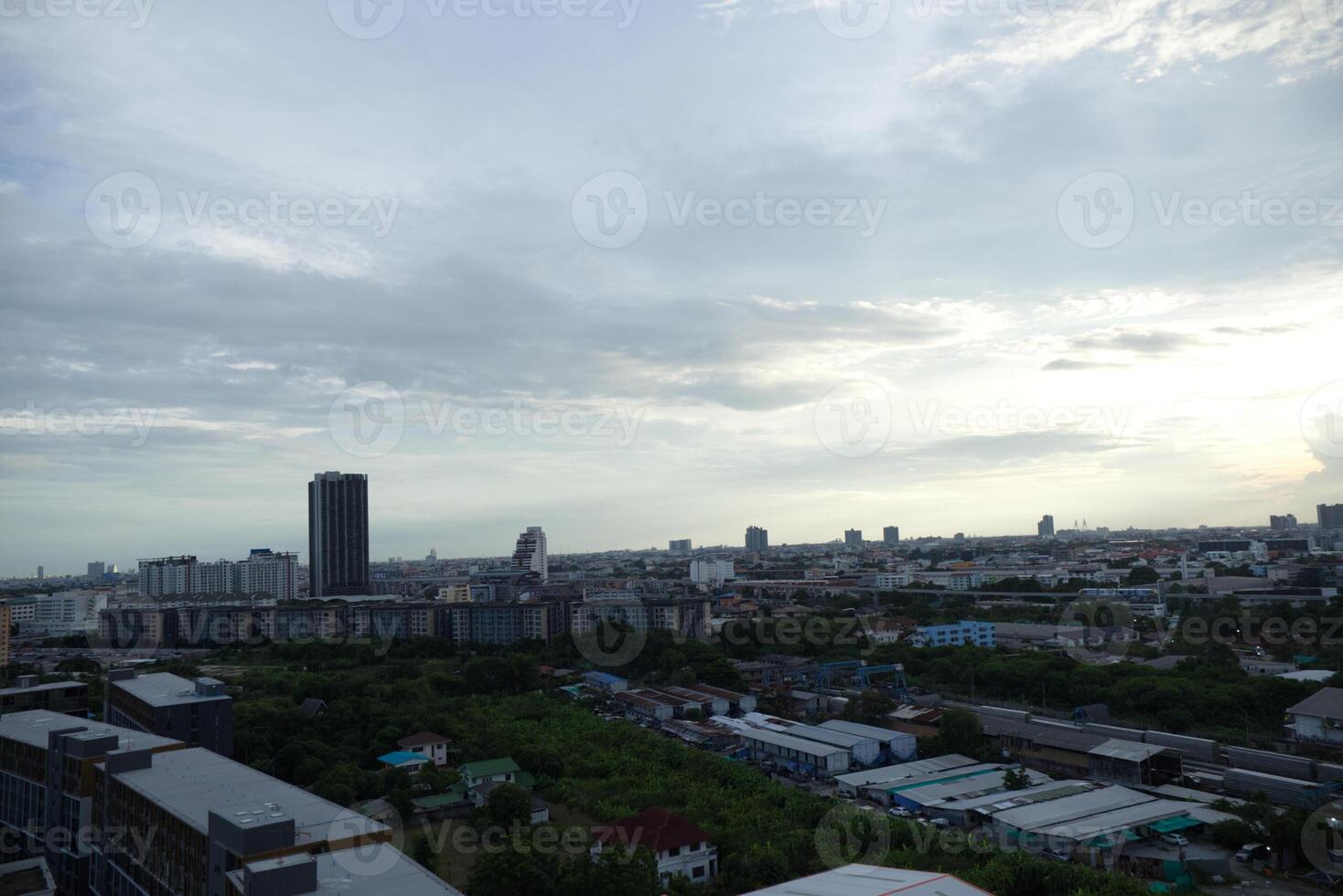 foncé bleu nuage avec blanc lumière ciel Contexte et ville lumière minuit soir temps avec crépuscule nuageux ciel photo